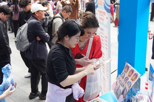 展区吸引不少游客。