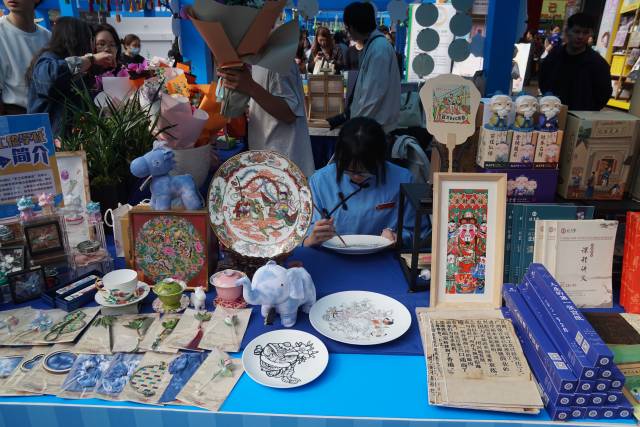 广东省国防科技技师学院：非遗焕新，文创促消费