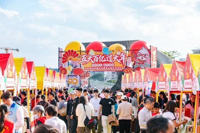 众多湾区市民品鉴购买清远特色农产品。