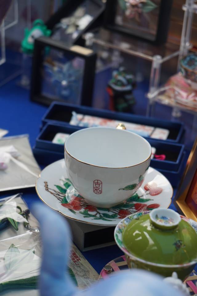 现场展销的非遗文创产品十分精美。