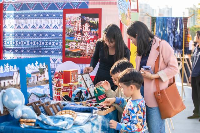 非遗体验馆吸引一家大细共同关注