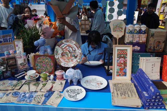 学生制作非遗文创。