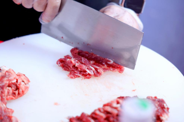 现场厨师展示精艺的切肉刀法