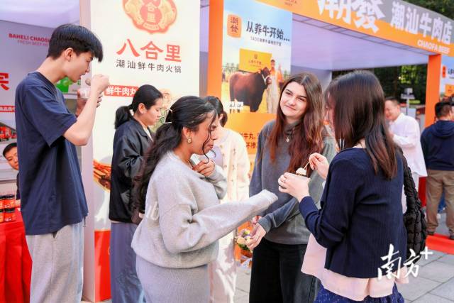 现场品鉴区，海内外宾朋如约而至。