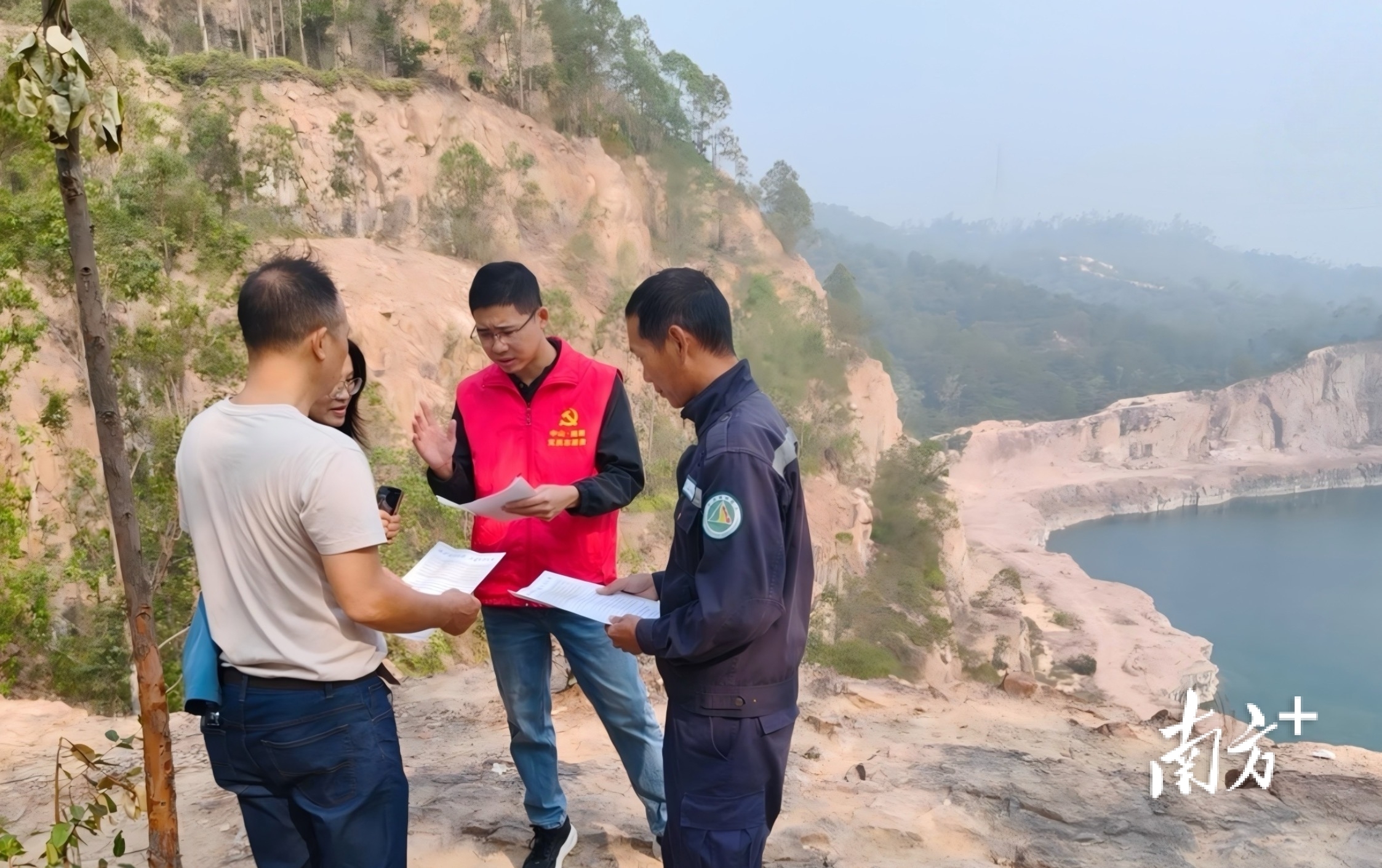 劝诫驴友，保护水源地。&nbsp; &nbsp;受访者 供图