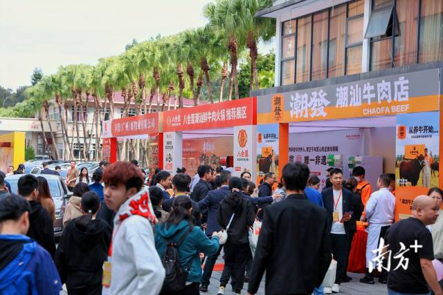 现场品鉴区，人流如织。