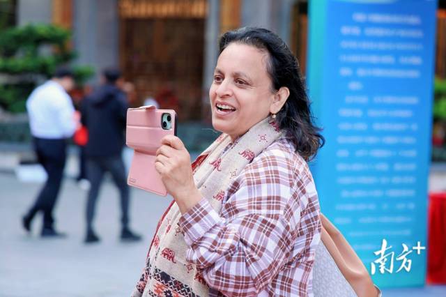 火锅节系列活动吸引外国友人前来观摩。