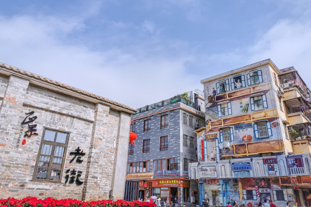 如今，老街带动周边村落超3600名村民就近就地就业，户均增收超2万元。（受访者供图）