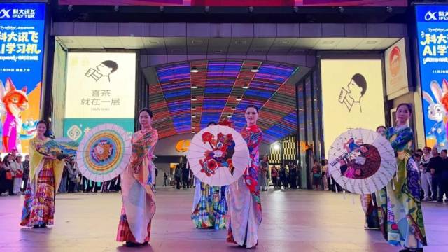 龙门农民画旗袍秀表演。受访者供图