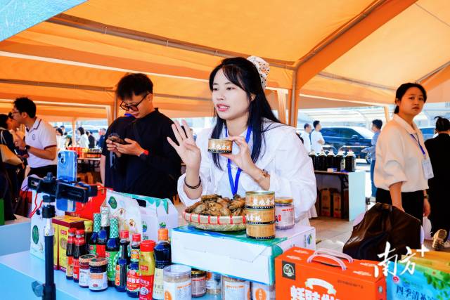 本届蚝美食文化宣传周活动邀请了许多草根网红和达人，通过短视频、直播等方式推介程村蚝。