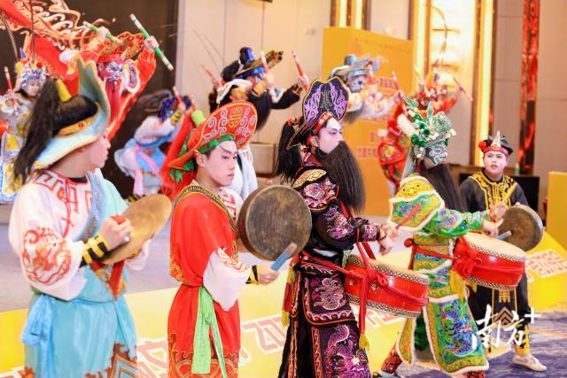 热情奔放的英歌舞表演亮相现场，经“媒体+”力量的传播，让火锅节更添热度。 