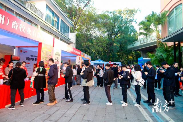 现场品鉴区，排起长队。