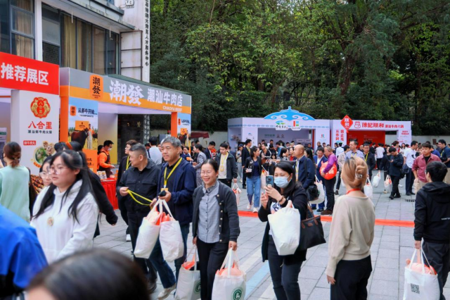 活动现场多家火锅品牌店为参会嘉宾开展试吃服务