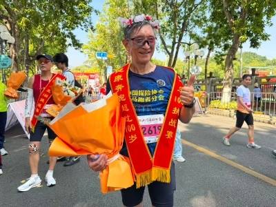 73岁院士在江门跑完第125场全马，他想跑到100岁