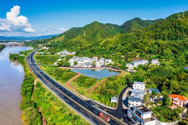 “百千万工程”实施以来，南粤大地不断焕发新气象。图为梅州市梅县区横东村新貌。