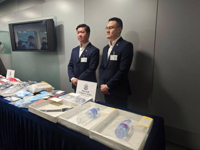 警方展示相关证物。 警方展示相关证物。