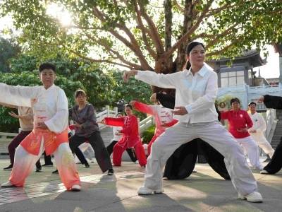 佛山魁星阁下，全运会冠军与市民共舞太极拳｜艺美课堂
