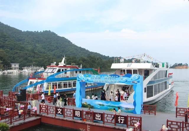 深河指挥部投入帮扶资金，建造了万绿湖“深河01号”新能源游船。（图源：“深河共建”公众号）