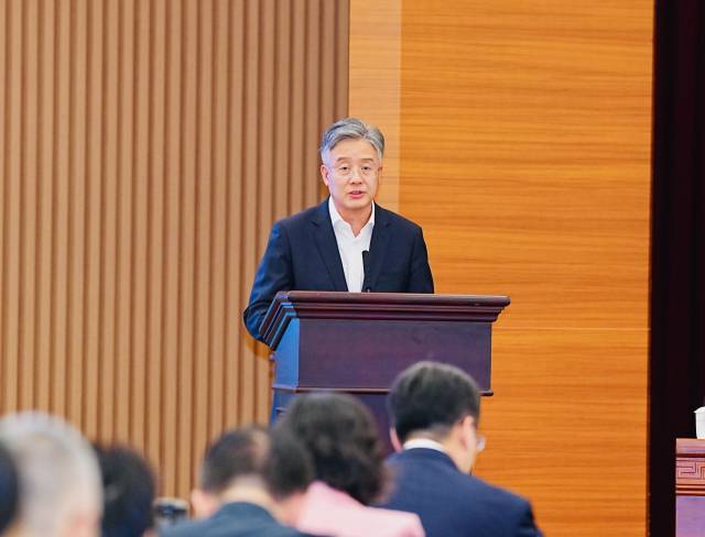 广东农行党委书记、行长刘明尧汇报金融助力“百千万工程”的做法及成效。