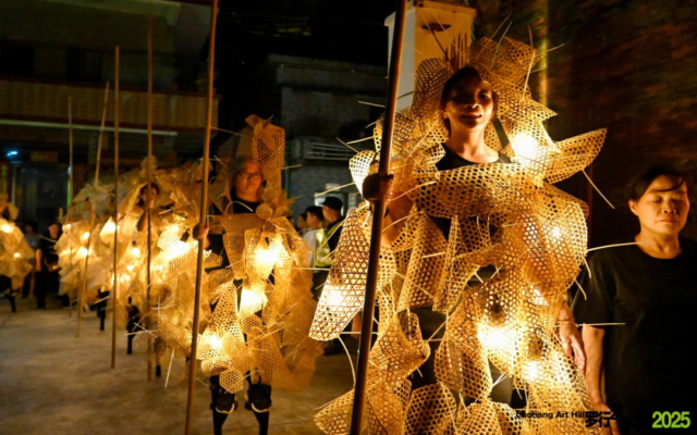 罗行社区舞蹈队参演竹编装置现代舞《竹—铠甲》。