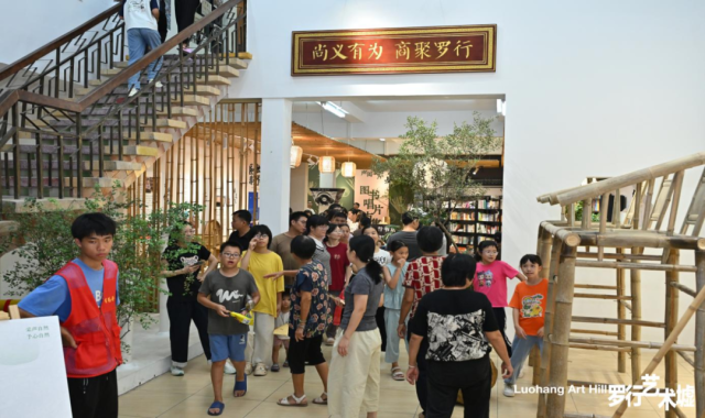 罗行艺术墟文创商店人气火爆。