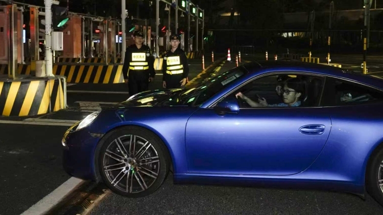 “粤车南下”驶入香港市区