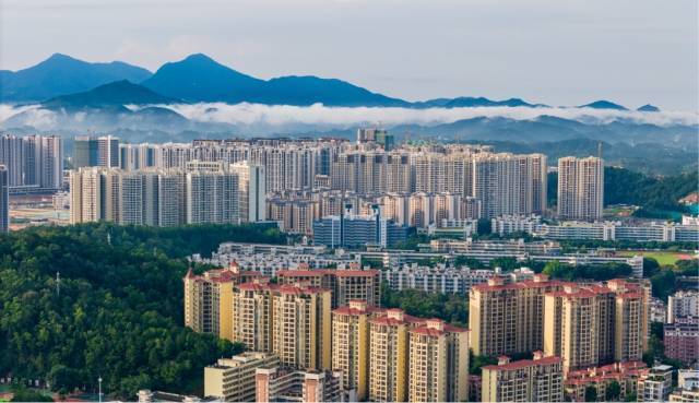 玉都新区已基本构建起现代化的城市道路、公共服务、县域商业等体系，吸引了不少人入住。