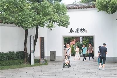 广州永庆坊是一条有着千年历史的岭南文化特色街区，通过微改造与文化活化已焕发新生机。图为游客在永庆坊参观。新华社记者 卢汉欣摄