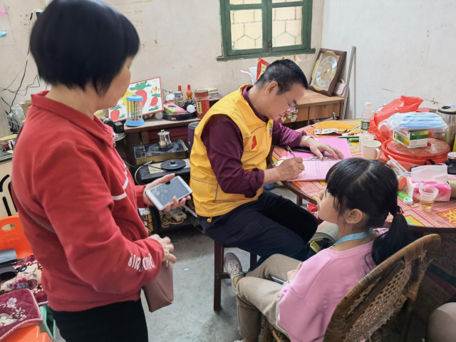 刘选仁正在进行家访（受访者供图）