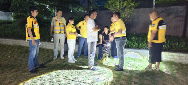 善小应急寻人队与失踪人员家属交流。（受访者供图）