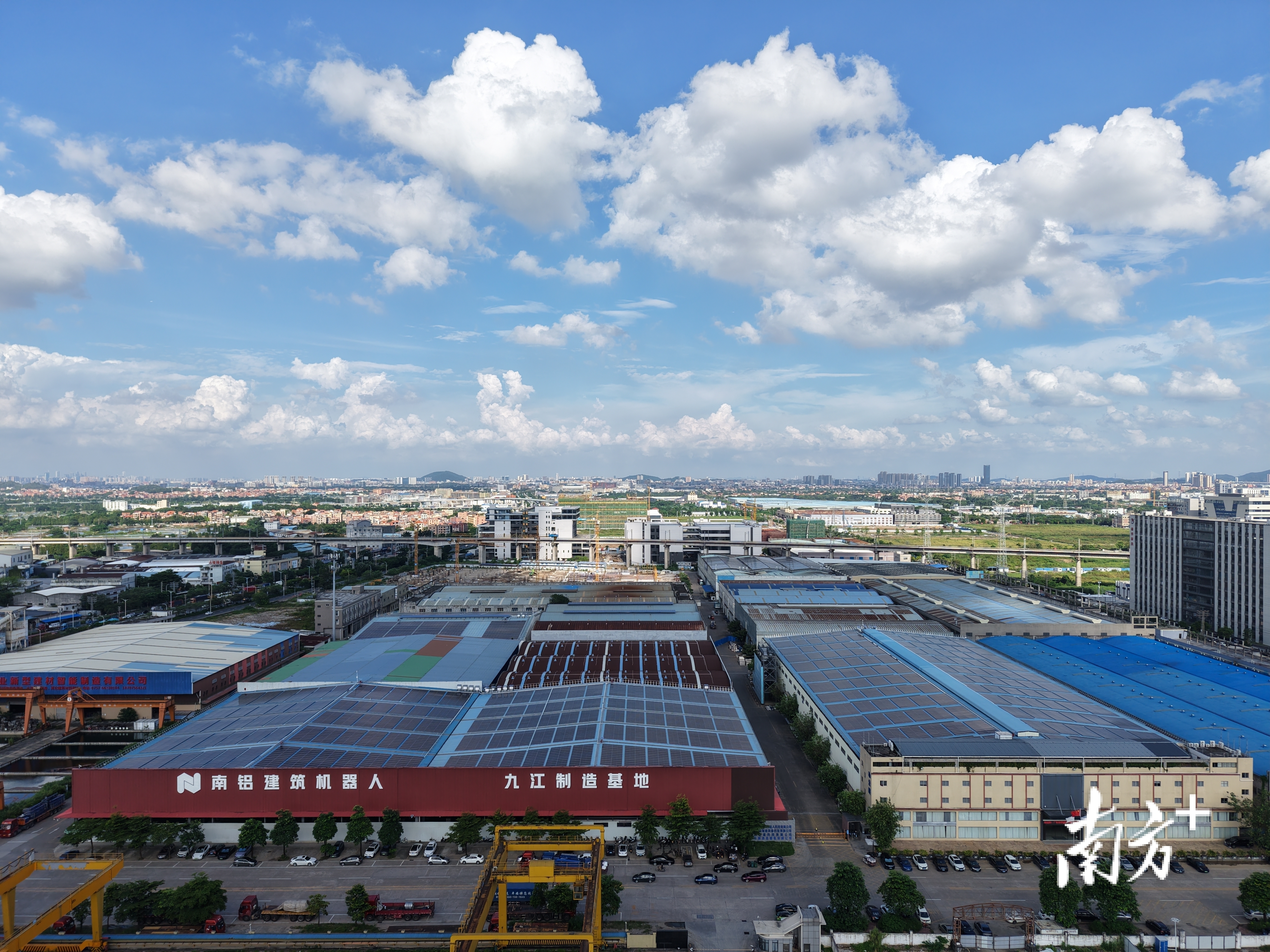 临港国际产业社区通过建设厂房顶棚光伏发电系统，年发电量约360万度。&nbsp; &nbsp;九江宣办供图