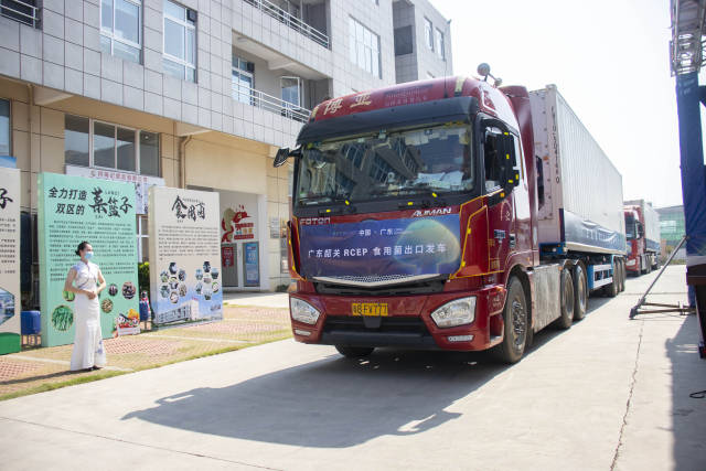 “菜篮子”工程带动企业，推动农产品出口。