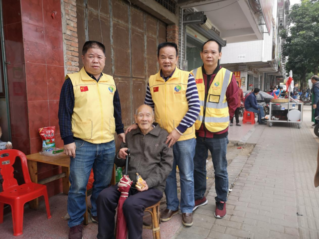 善小应急寻人队成员与寻回的走失老人合影。（受访者供图）