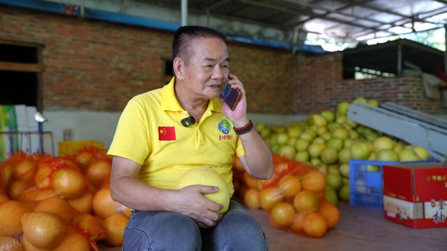 刘选仁“以商养善”的理念打动了当地一家农业企业负责人，带动企业以农产品销售利润反哺公益。（柯学潜 摄）