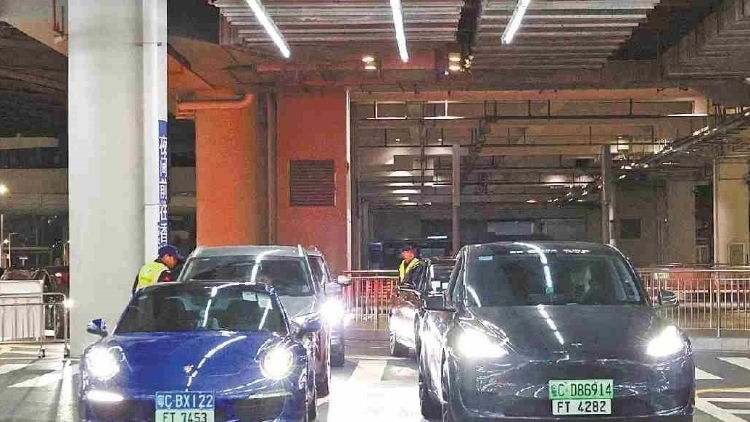 南方日报头版 |  “粤车南下”首抵香港市区