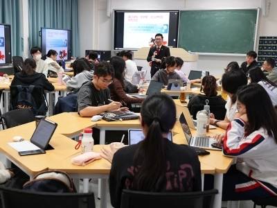 筑牢权益防线，蓬江法院“启明星”普法宣讲团走进五邑大学