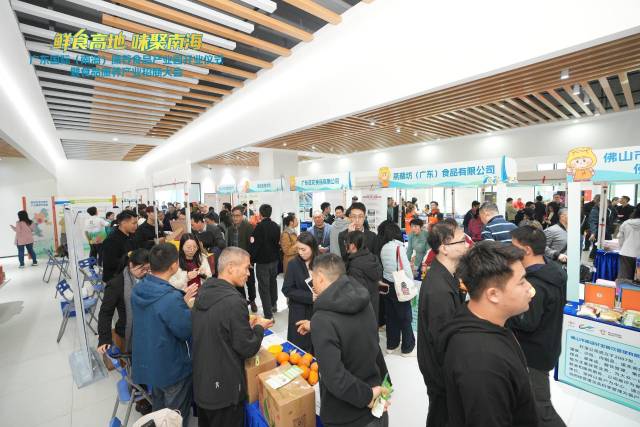 活动现场客商洽谈氛围热烈。 