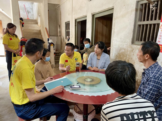 兴宁市善小助学协会成员开展家访。