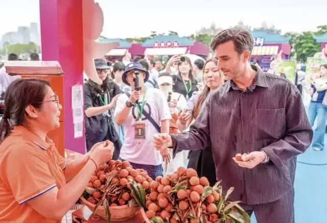 在“‘6•6’给‘荔’节广东荔枝全球品鲜嘉年华”现场，媒体平台、网络达人等营销新力量组成“助荔天团”，两天时间让相关话题阅读量超9300万。