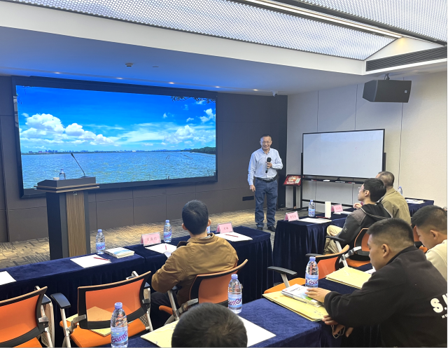 汕头大学校外导师、水产养殖教授及高级工程师马庆涛现场授课。  