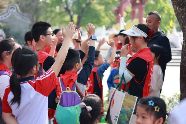 陈小玲（右一）与学生们亲切互动。