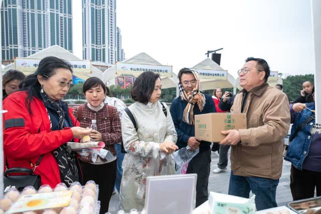 消费者现场购买白石鸡蛋。