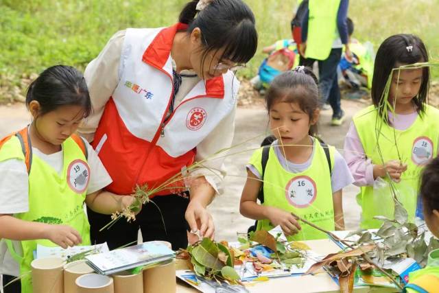 陈小玲指导小朋友们做手工