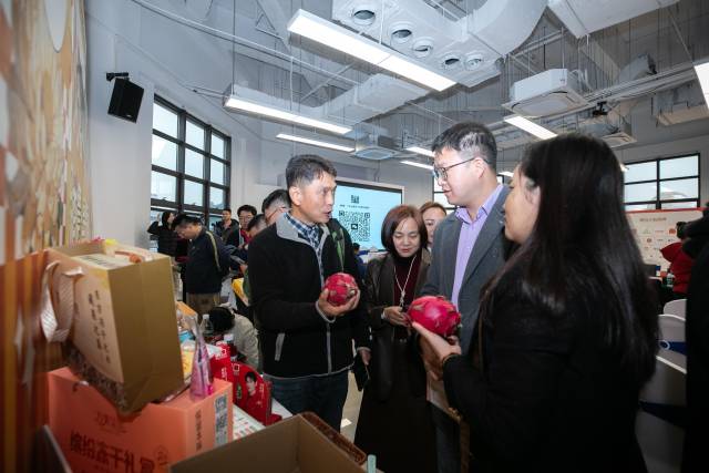 采购商积极对接洽谈。