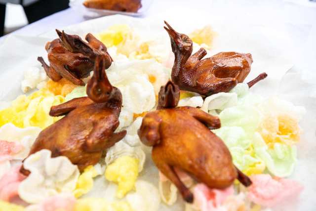 石岐乳鸽现场试吃。 