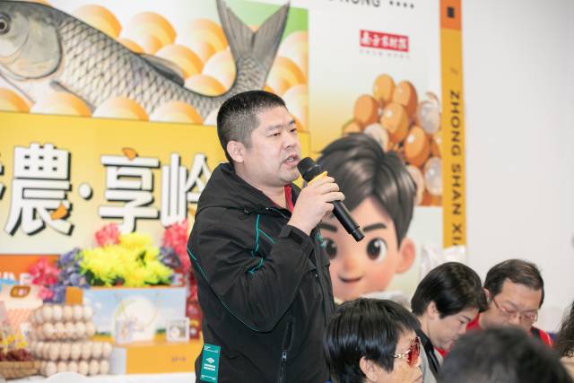 采购商踊跃提问。