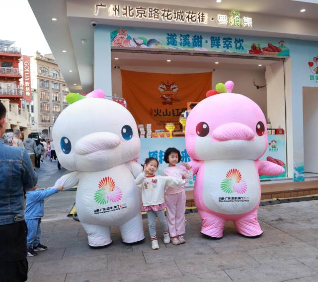 粤飨集通过借力文明集市与“十五运”热潮，赋能遂溪县农产品走向广州市场。