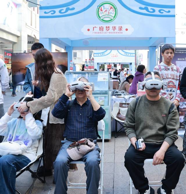 在广府梦华录展位，游客们佩戴VR设备，沉浸于千年岭南文脉。