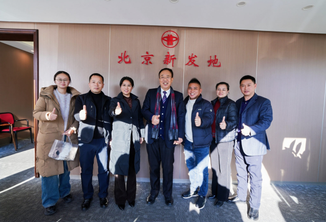 北京新发地农产品批发市场董事长张玉玺（中）。