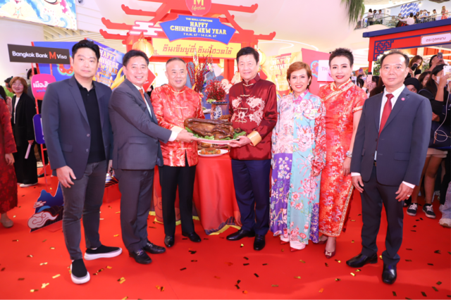 林剑冰(左一)与泰国中华总商会林楚钦主席(右四)参加在泰国举办的中国新年活动。 林剑冰(左一)与泰国中华总商会林楚钦主席(右四)参加在泰国举办的中国新年活动。